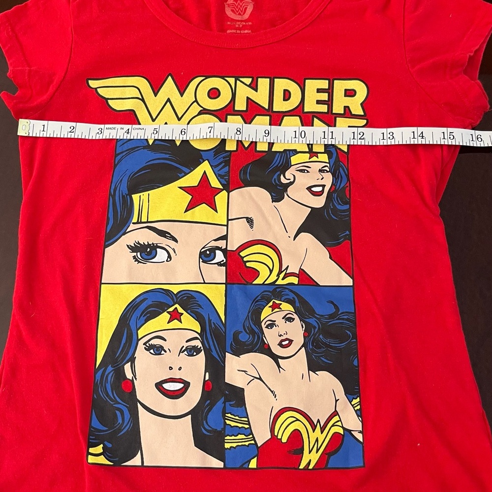 DC Comics Wonder Woman graphic tee size S - Picture 5 of 7